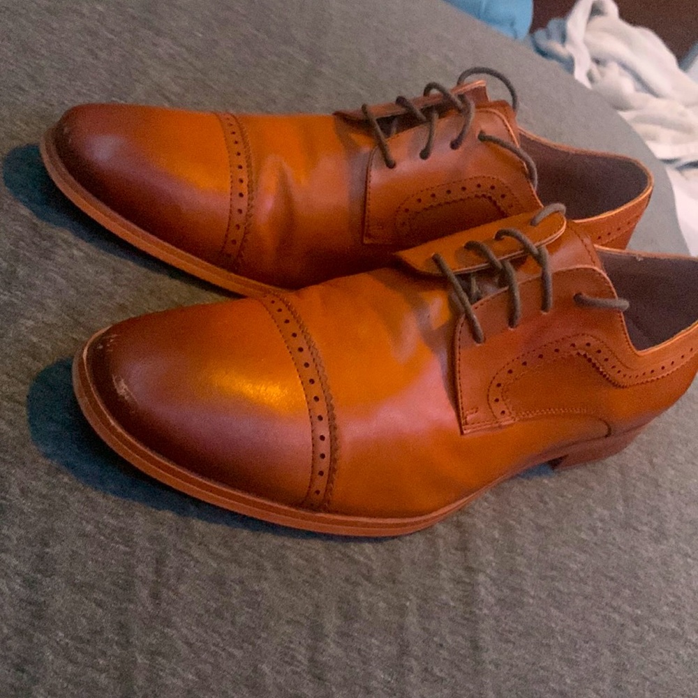 These are frasoicus dresses shoes mens size 9.5 barely used, small scratches